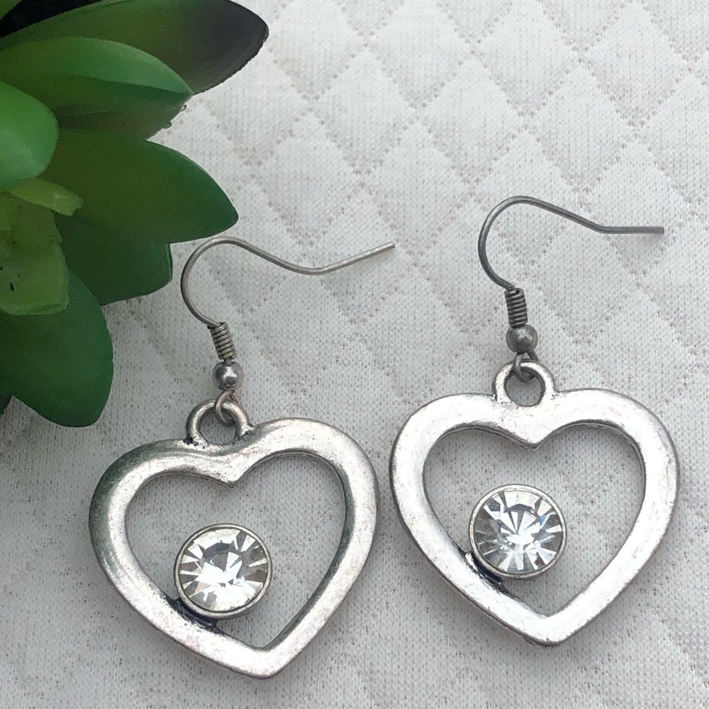Beautiful lightweight heart earrings with sparkle ✨